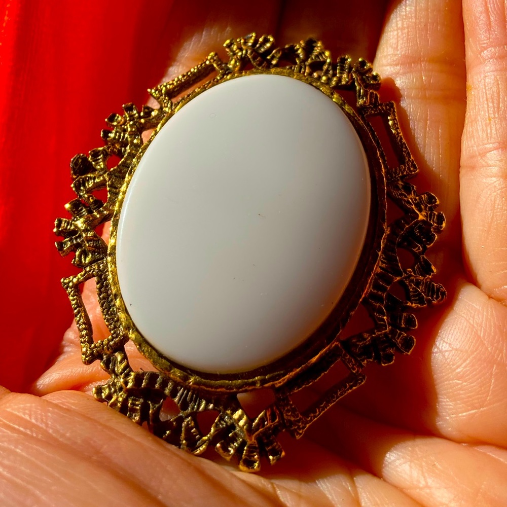 Large gold tone ornate metal large white stone pendant/brooch